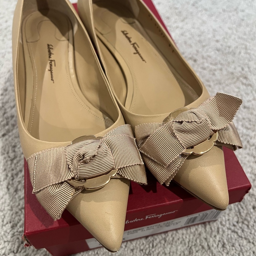 SALVATORE FERRAGAMO Talla 20 Beige Leather Pointed Flats Women's Size 9 - Picture 9 of 10